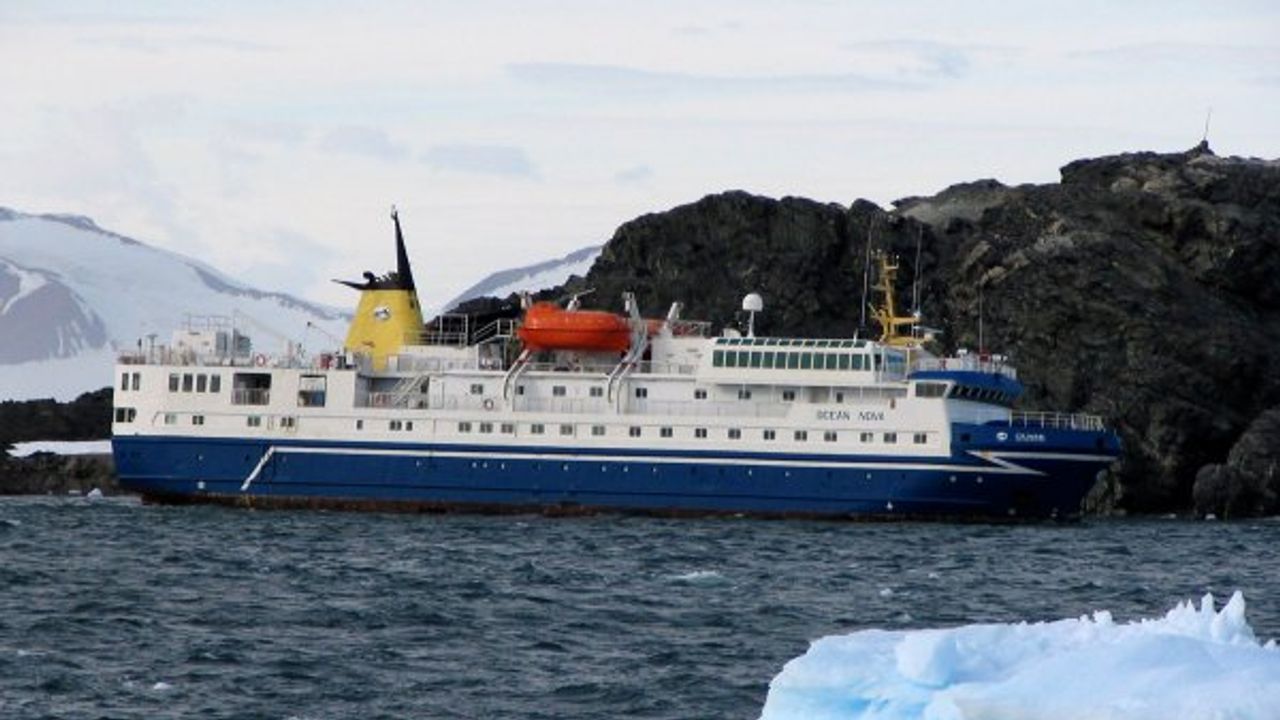 Karaya oturan yolcu gemisi tahliye ediliyor 