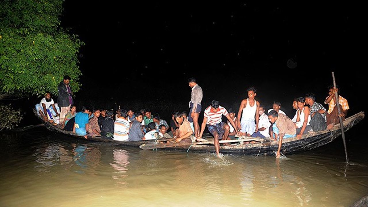Myanmar'da tekne battı: 150 kişi kayıp