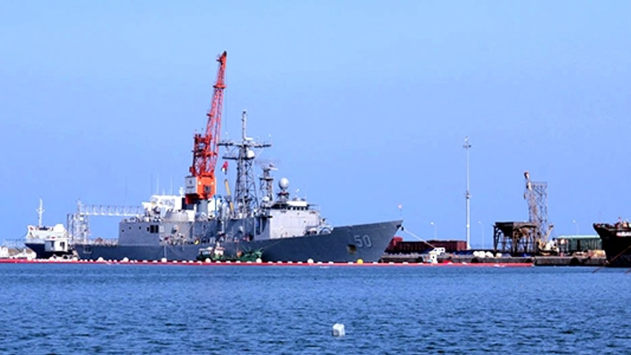 USS Taylor Römorkörle Girit'e Götürülüyor