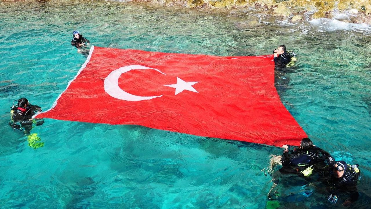 Denizin derinliklerinde Türk bayrağı açtılar