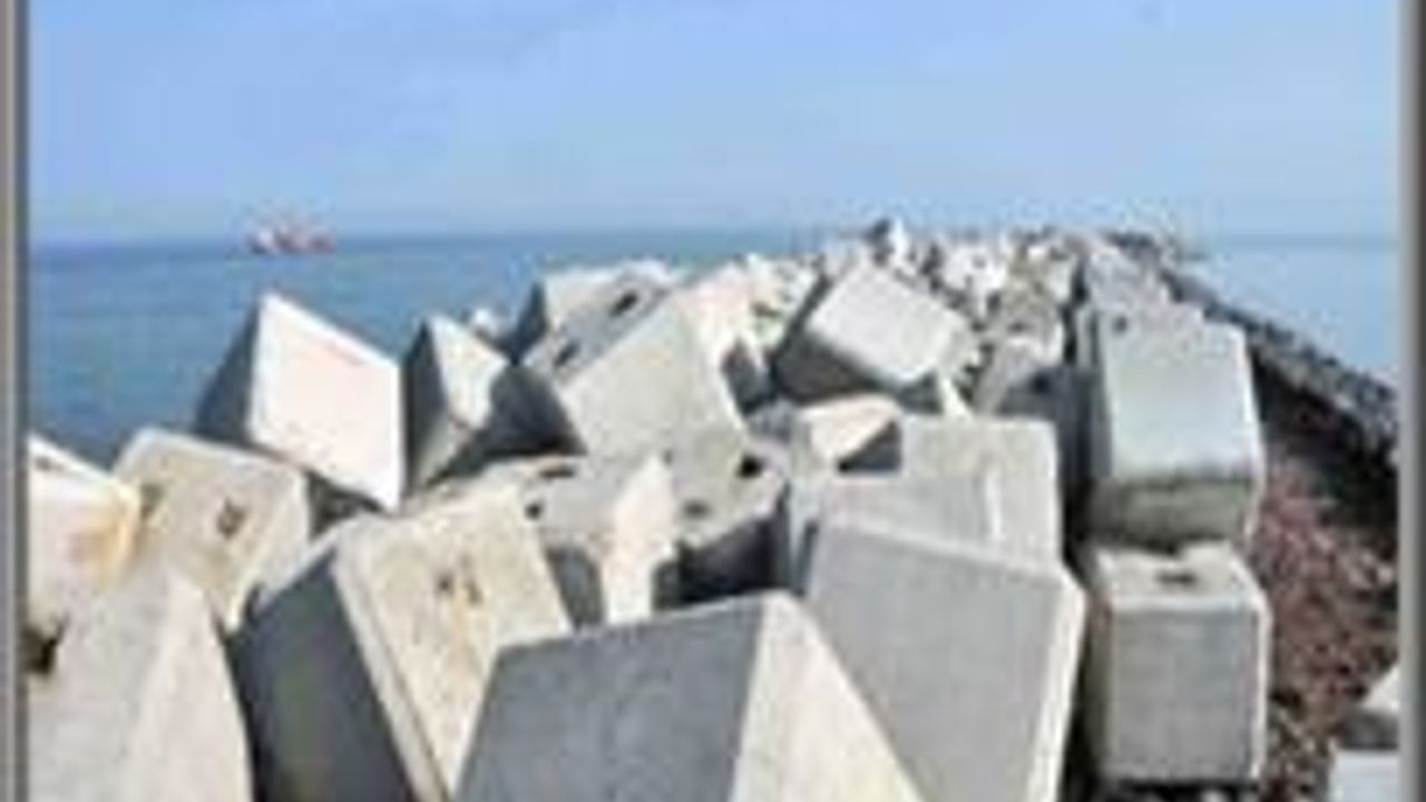 Dev Dalgalar 15 Tonluk Beton Blokları Devirdi