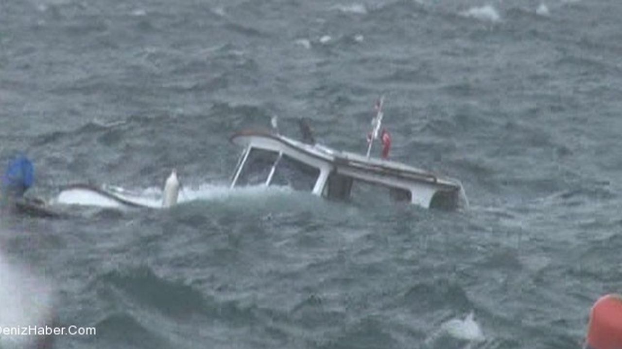 Beykoz'da 9 metrelik gezi teknesi battı 