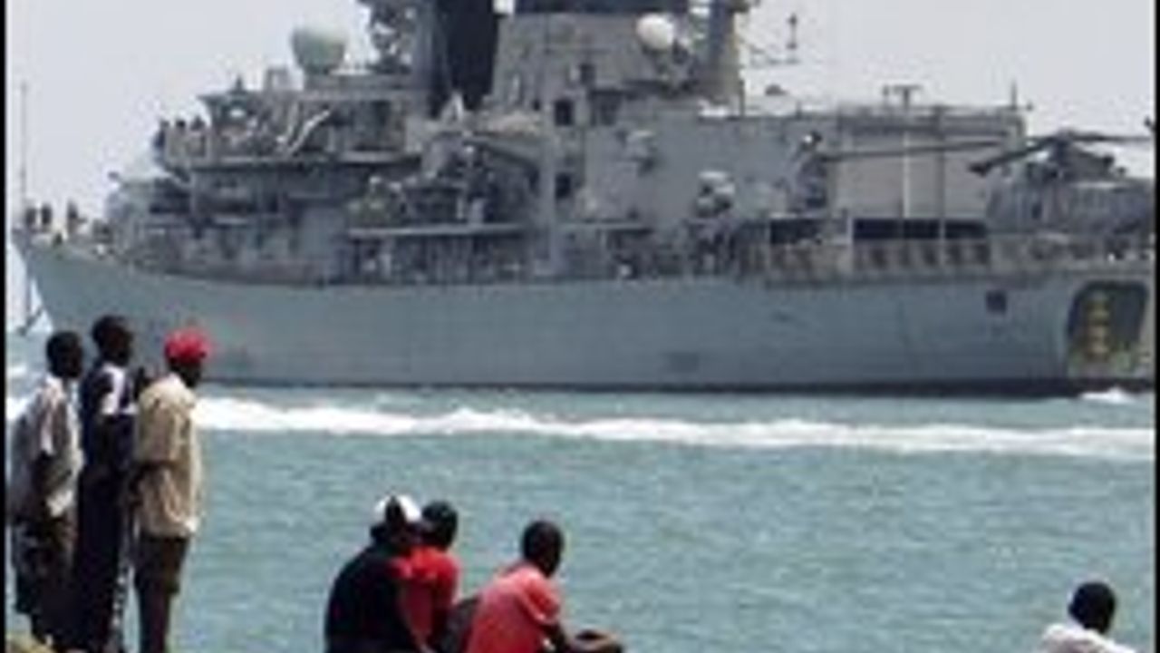 AB Kuvvetleri Somali'li Korsanları Püskürtüyor