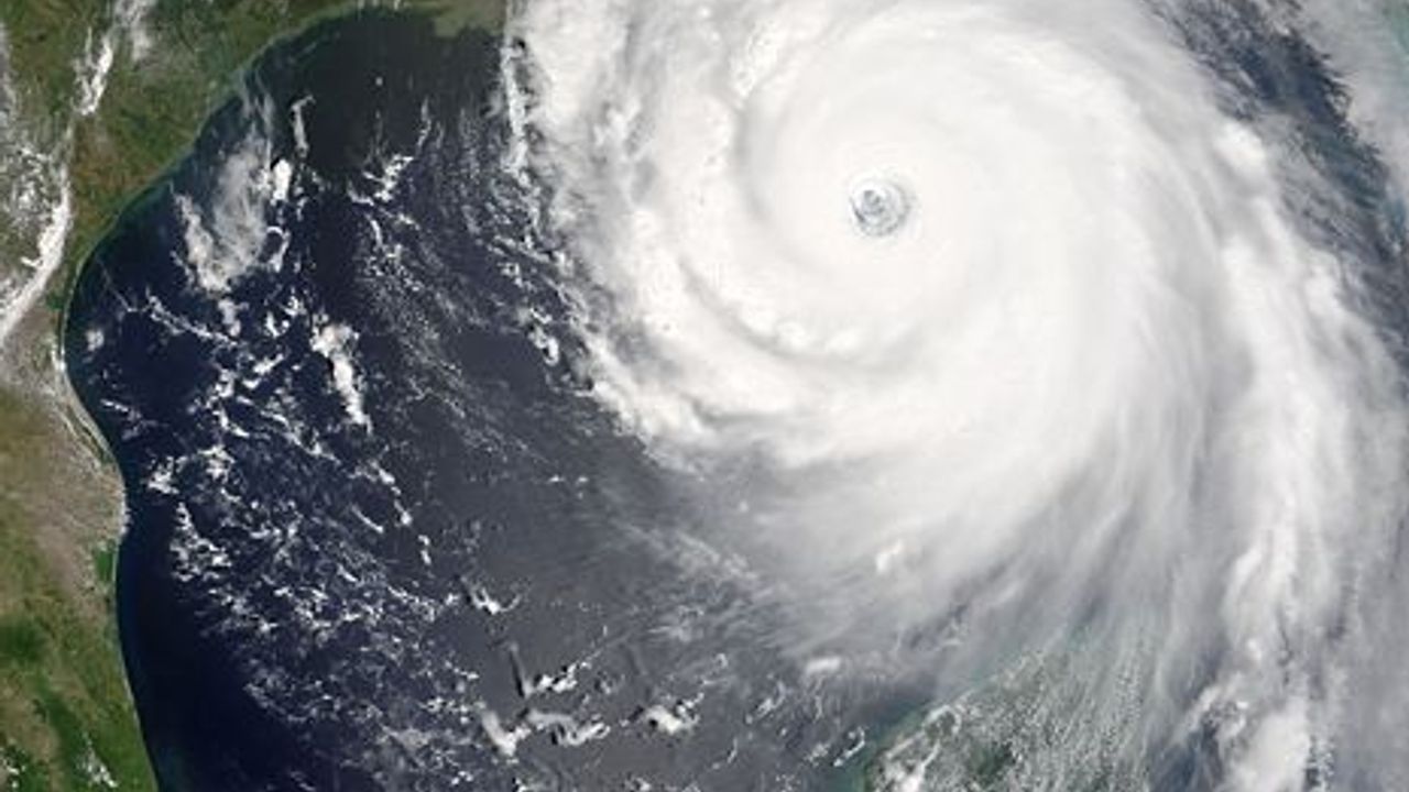 Tropik fırtına Meksika Körfezi'ndeki çalışmaları durduruyor