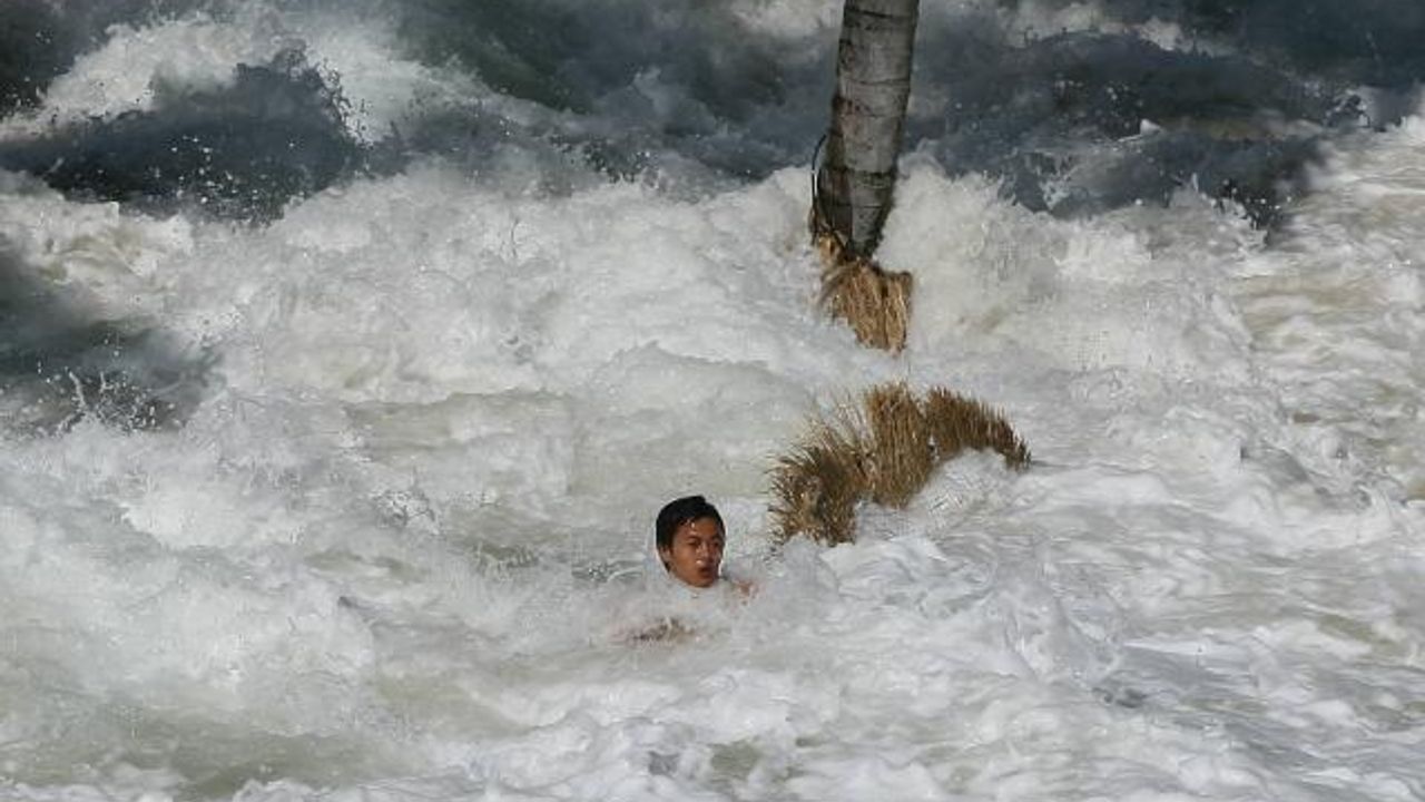 Tsunami Anında Suyun Ortasında