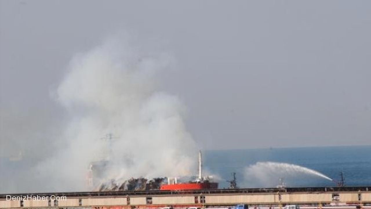 Karadeniz'de Tanker Yanıyor