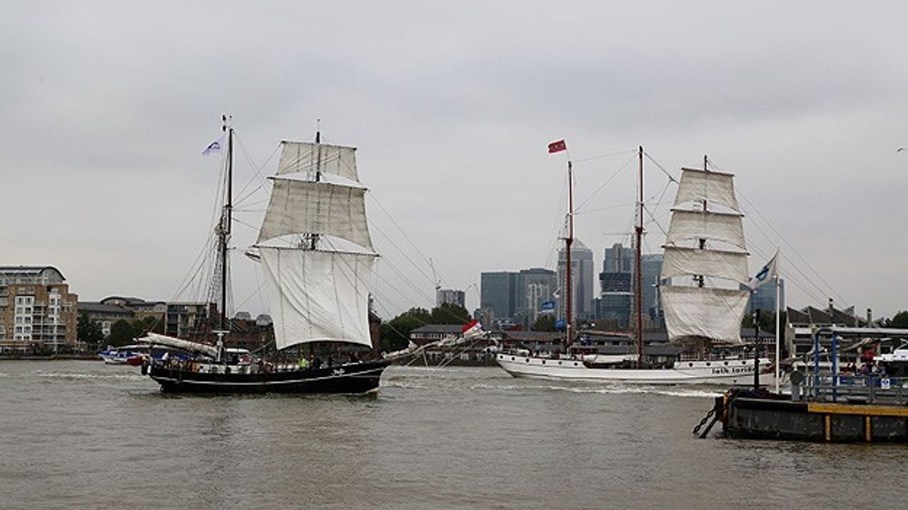 Tarihi yelkenliler Londra'dan geçti 
