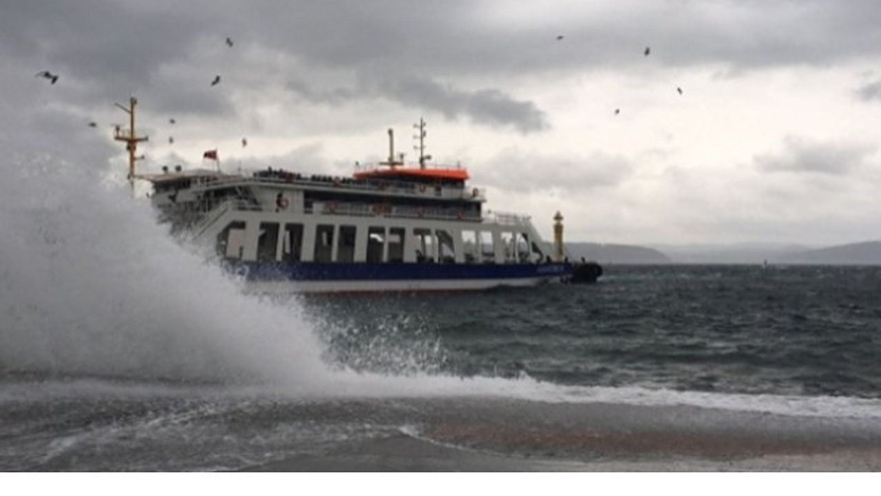Kuzey Ege'de fırtına deniz ulaşımını olumsuz etkiliyor