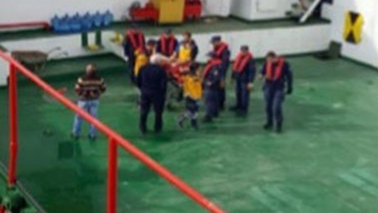 Rahatsızlanan Gemi mürettebatını Sahil Güvenlik ekipleri kurtardı