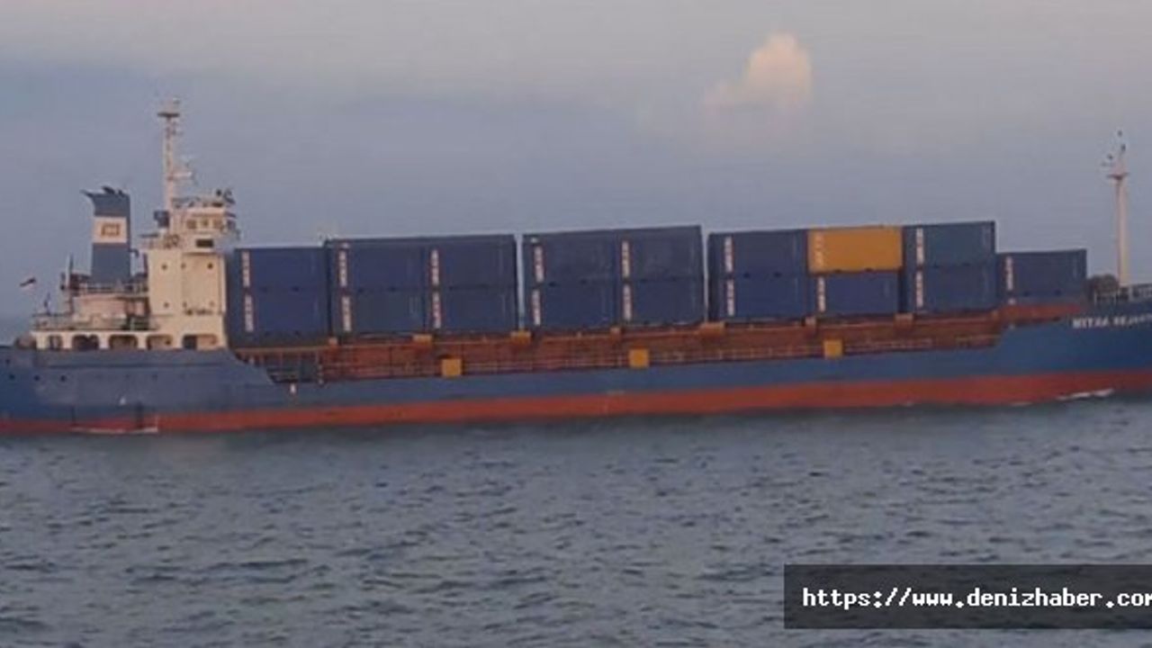 Endonezya açıklarında konteyner gemisi battı