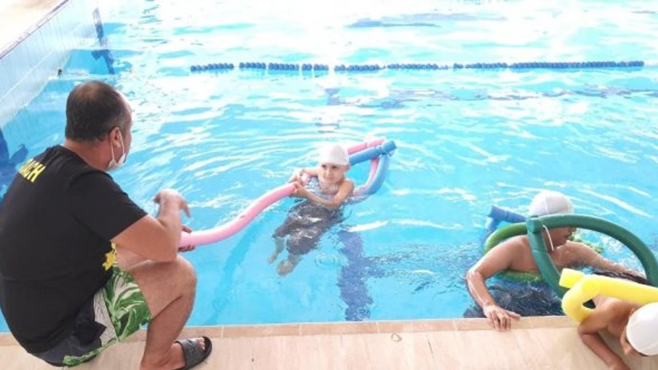 Adana’da 6 bin genç yüzme öğrendi