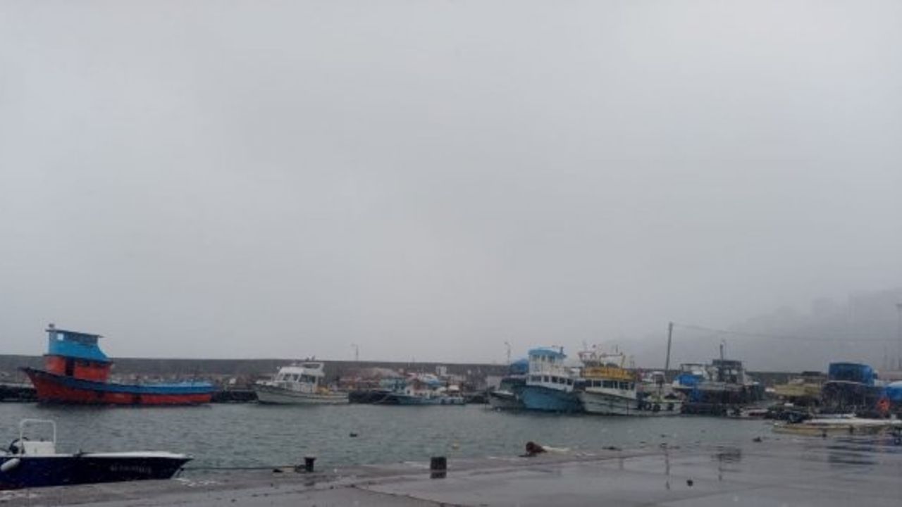 Balıkçılar fırtına nedeniyle limana sığındı