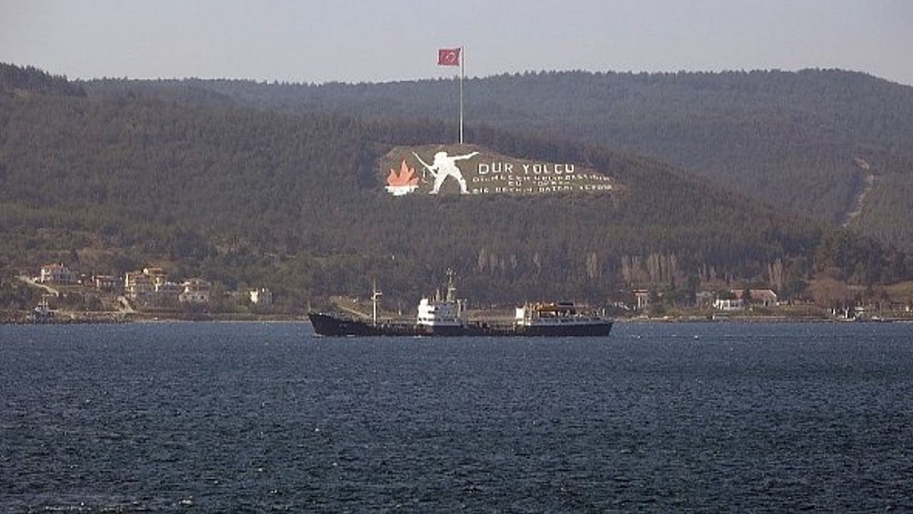Rus askeri ikmal gemisi 'IMAN' Çanakkale Boğazı'ndan geçti!