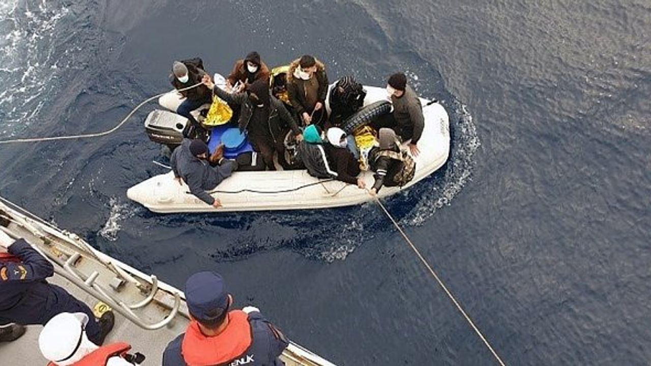 Yunanlılar 11 göçmeni lastik botla geri gönderdi!