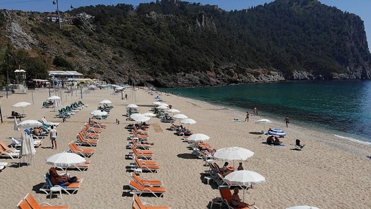 Alanya'da tarihi sessizlikte sahiller turistlere kaldı!