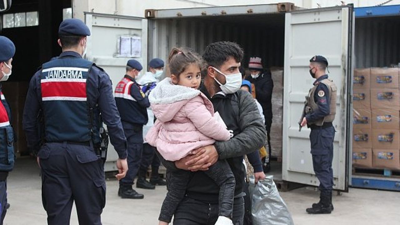 Deniz yoluyla İtalya'ya geçirilmek istenen 91 göçmen konteynerde yakalandı!