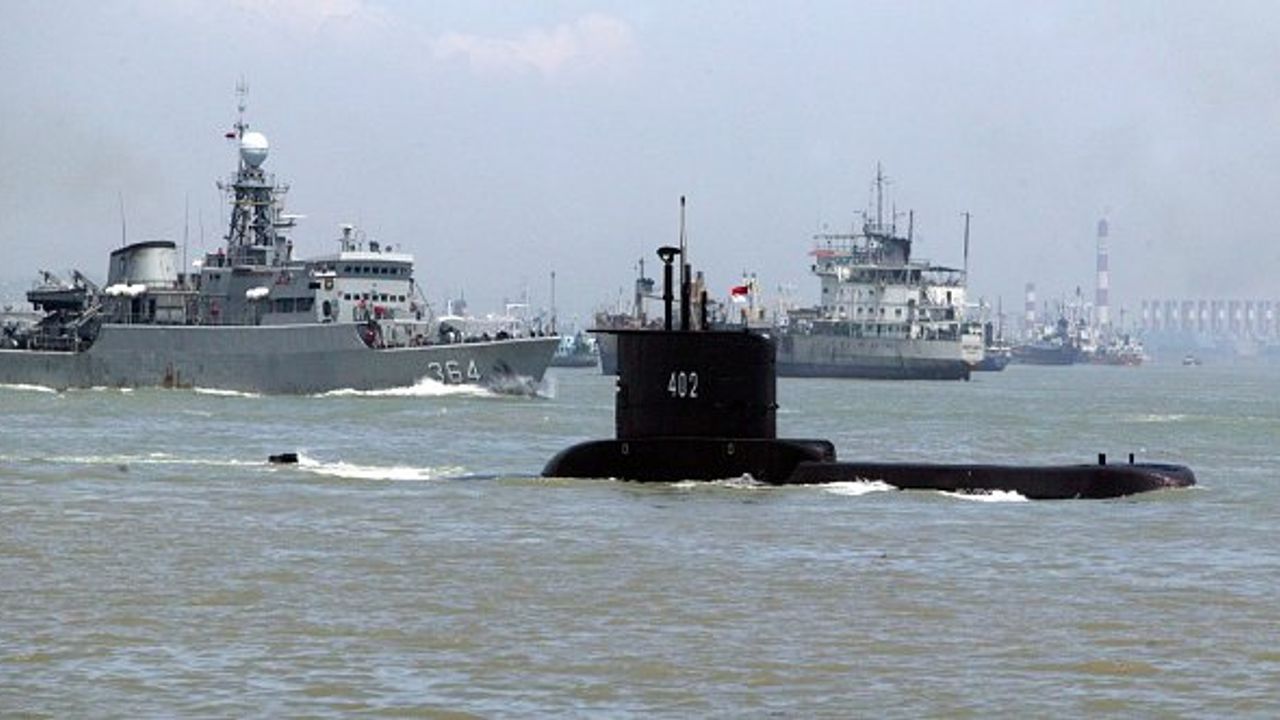 Endonezya'da kayıp denizaltı için arama çalışmaları sürüyor!