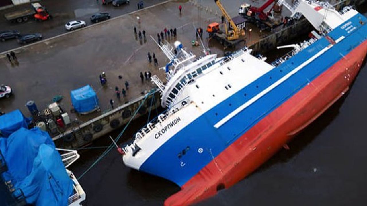 Rusya'da inşası devam eden gemi yan yattı: 2 kişi öldü! (Video)