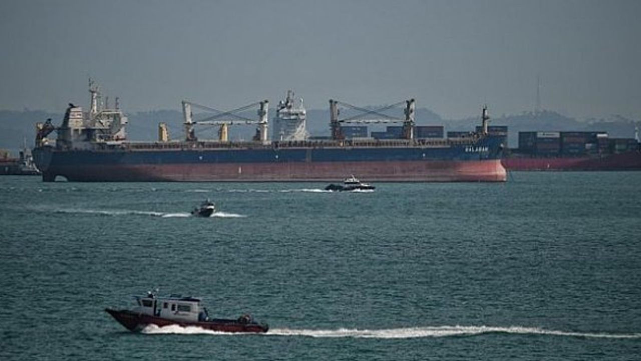 Singapur Boğazı'nda iki gemiye korsan saldırısı: Bir denizci yaralandı!