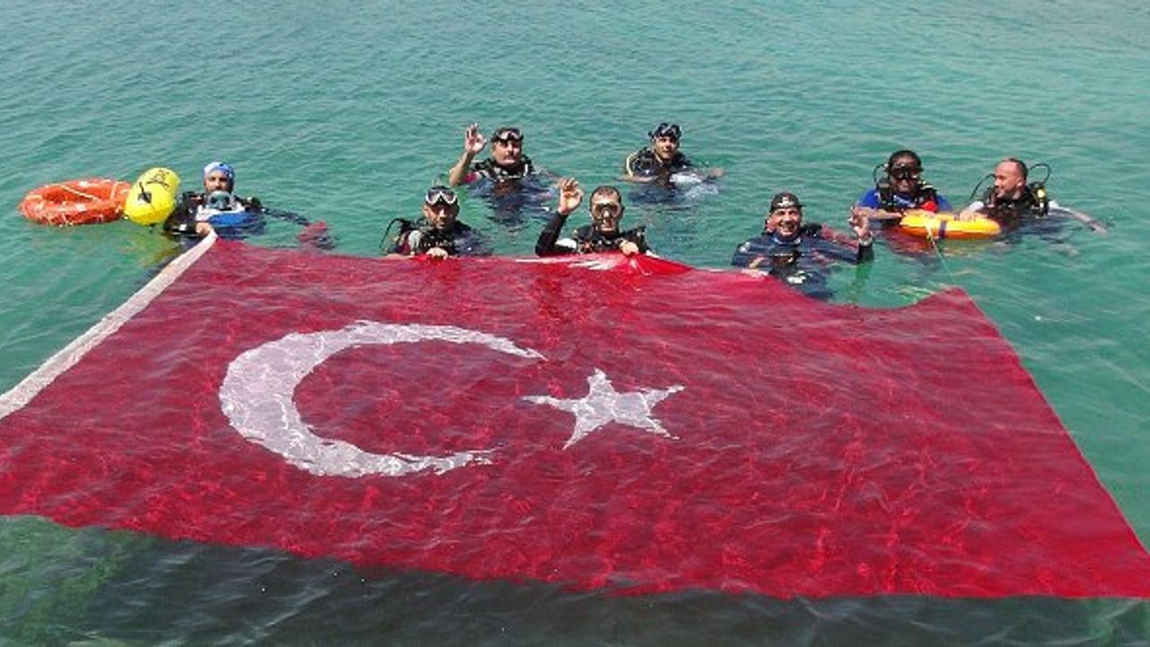 19 Mayıs'ta deniz altında 30 metrelik Türk bayrağı açtılar!