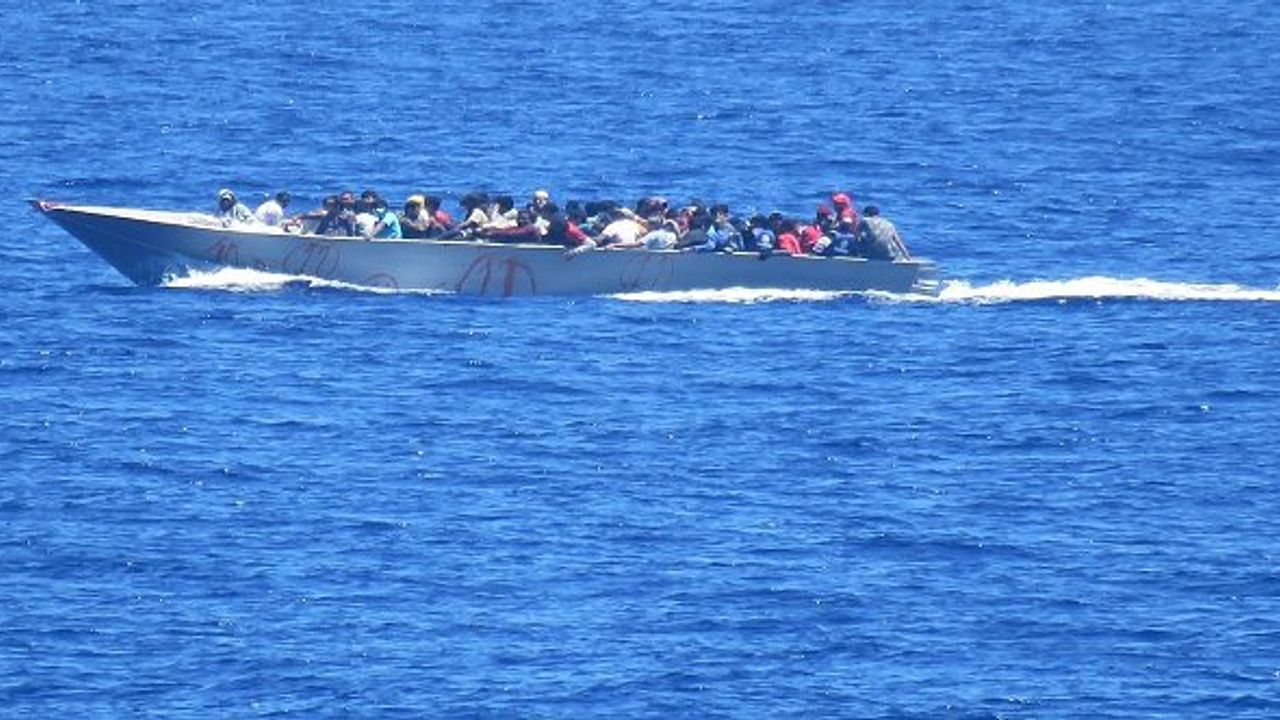 TCG GAZİANTEP Libya açıklarında 54 göçmeni kurtardı!