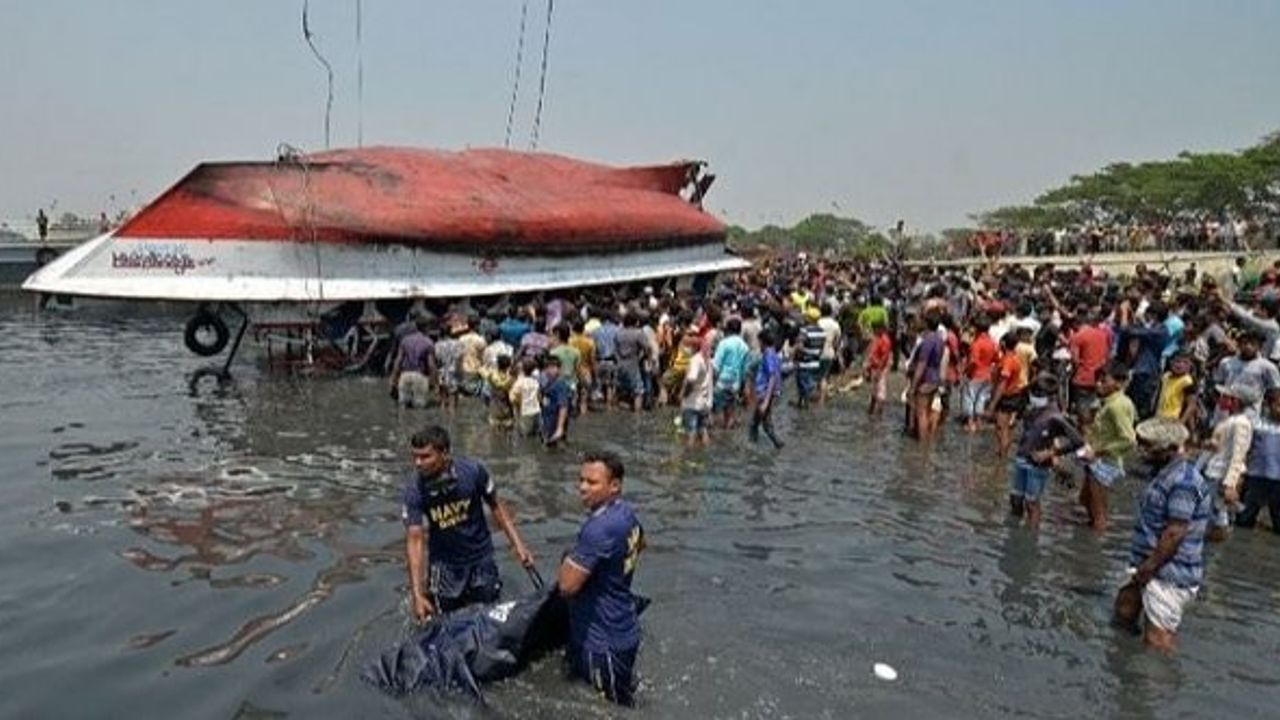 Bangladeş'te yolcu teknesi ile yük gemisi çarpıştı: 26 ölü