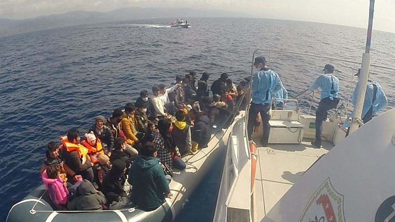 Çanakkale açıklarında 55 düzensiz göçmen kurtarıldı!
