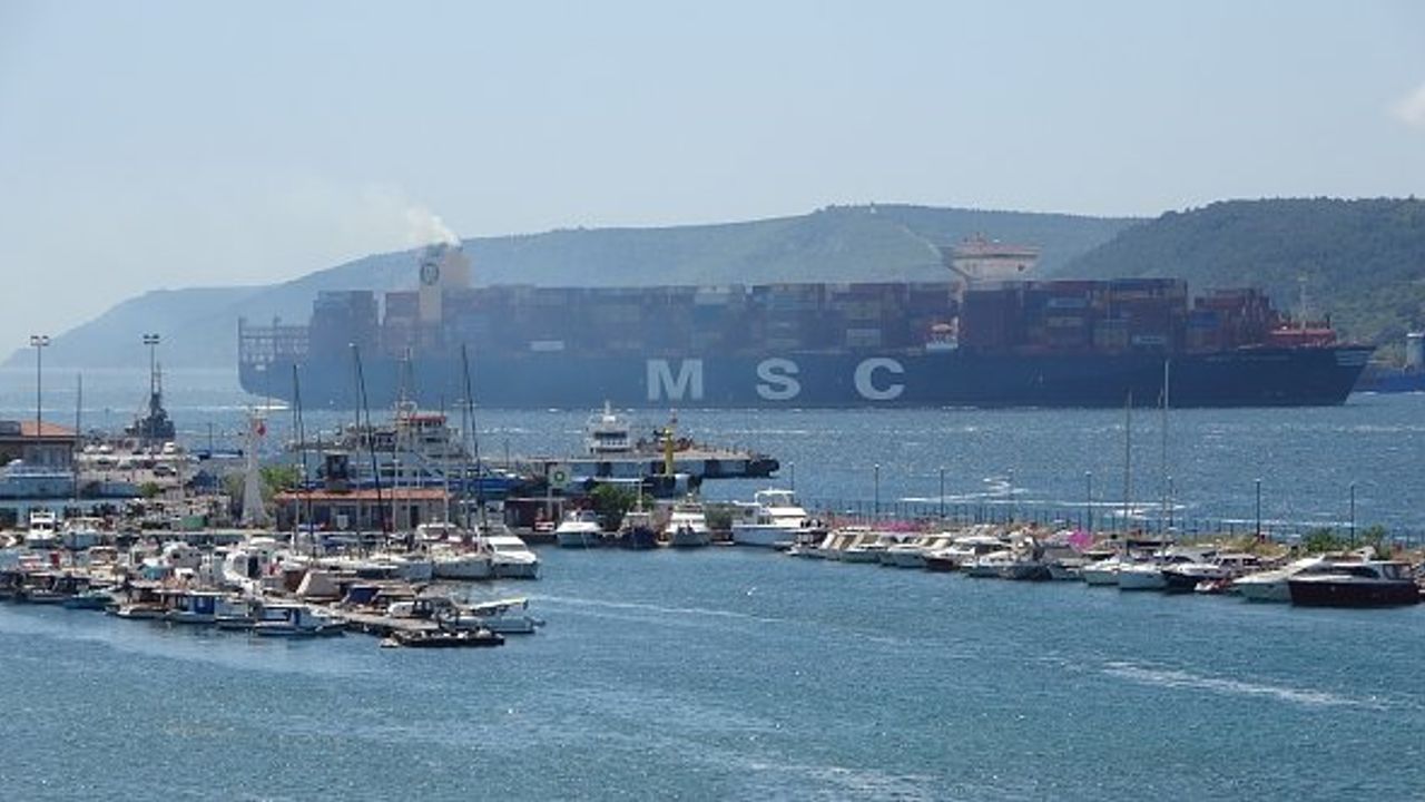 Çanakkale Boğazı dev gemilerin geçişi nedeniyle trafiğe kapatıldı!