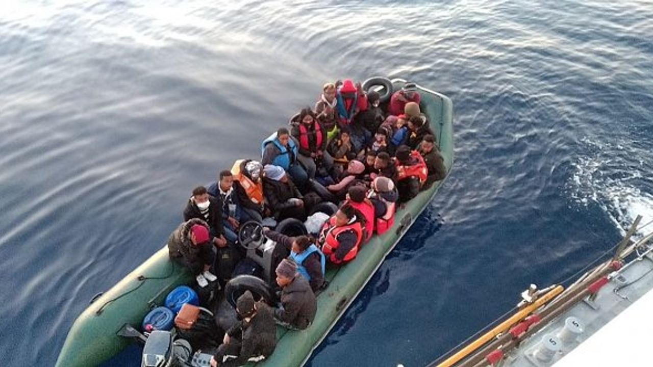 İzmir açıklarında 28 düzensiz göçmen kurtarıldı!