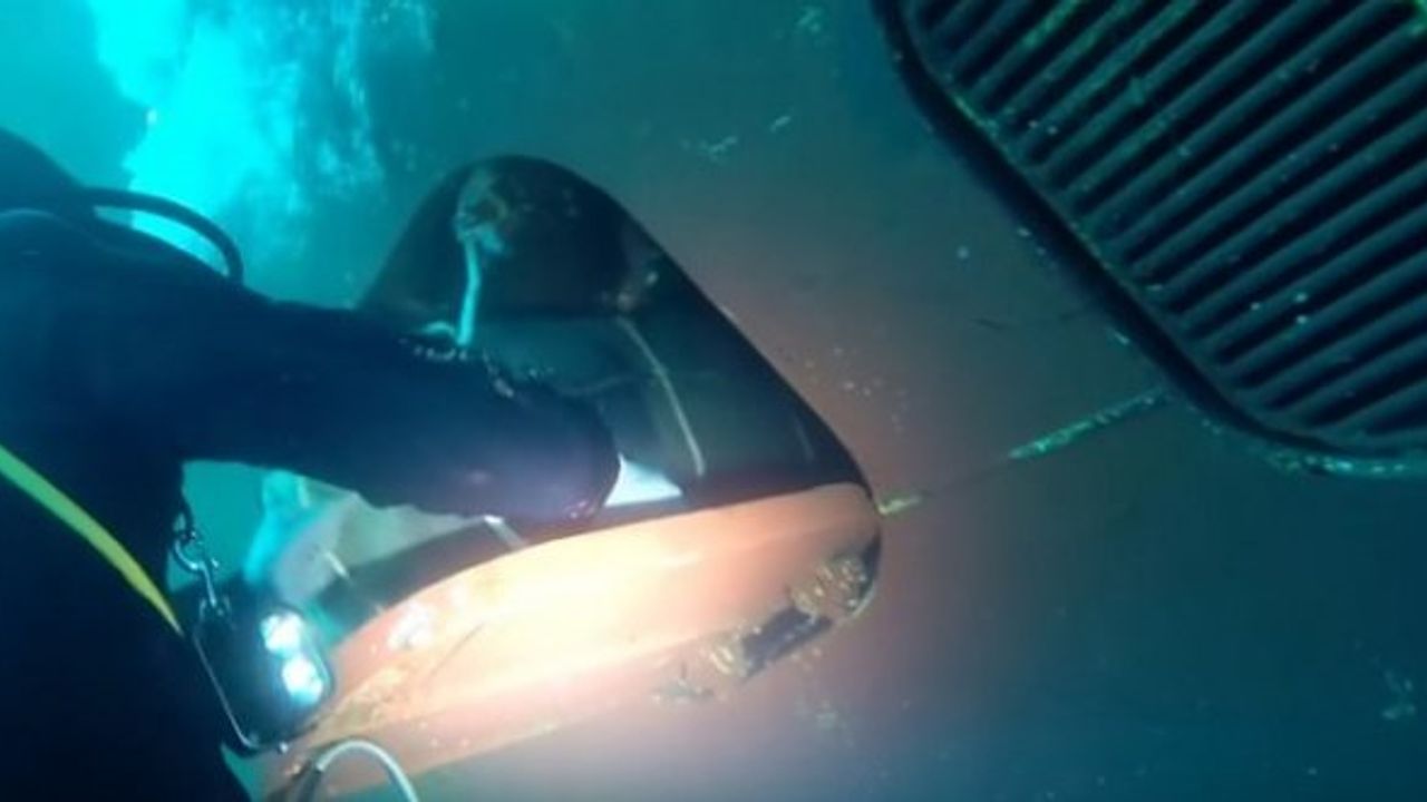Yunan dalgıçlar geminin gövdesinden 47 kilo kokain çıkardı! (Video)