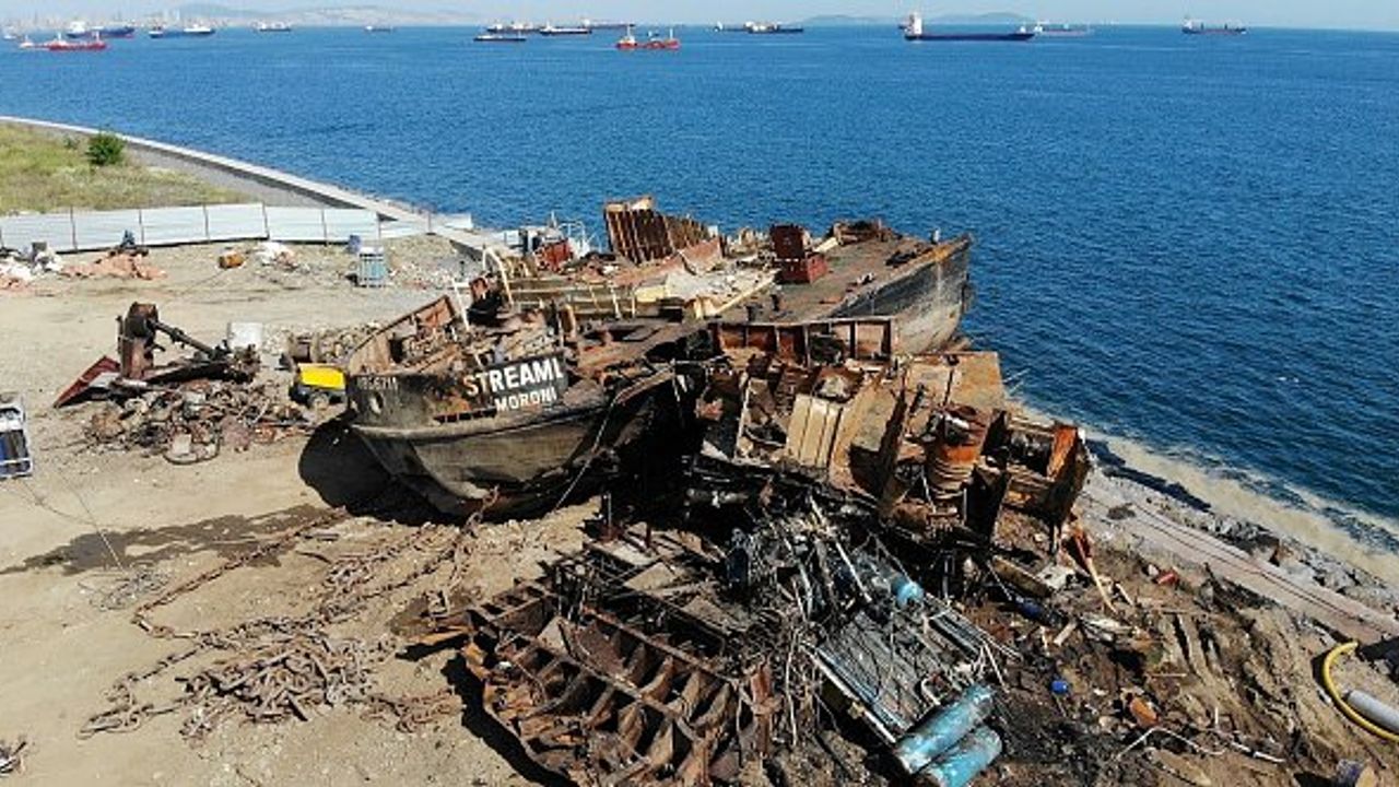 İstanbul'da karaya oturan geminin son parçası da denizden çıkarıldı!
