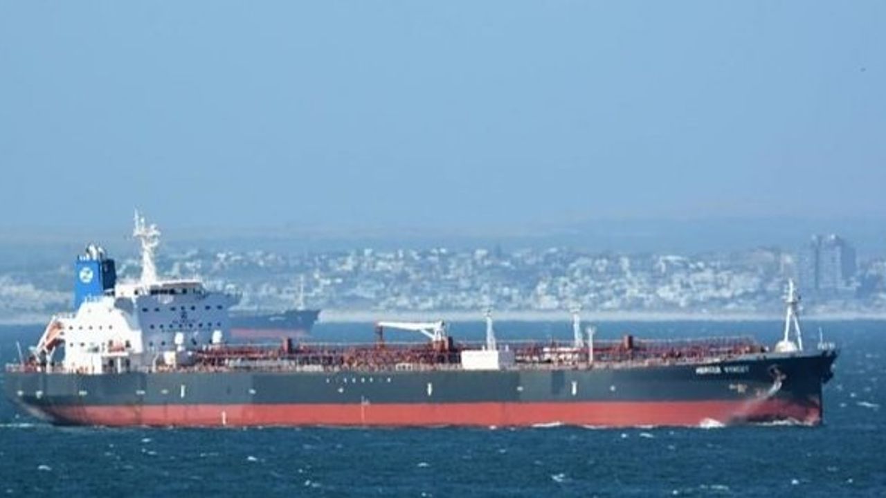İsrail sahipli bir ticari gemiye daha saldırı: 2 denizci hayatını kaybetti!