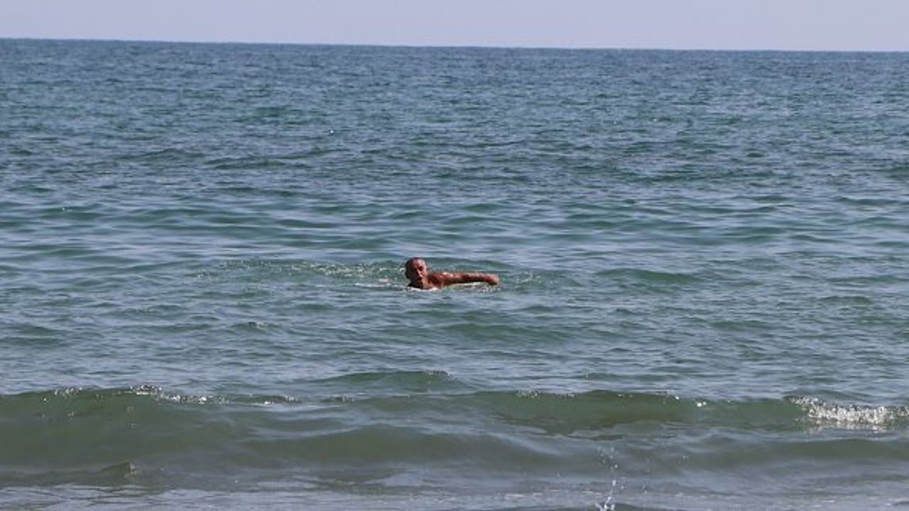 72 yaşındaki delikanlı Karadeniz'i kulaçlıyor!