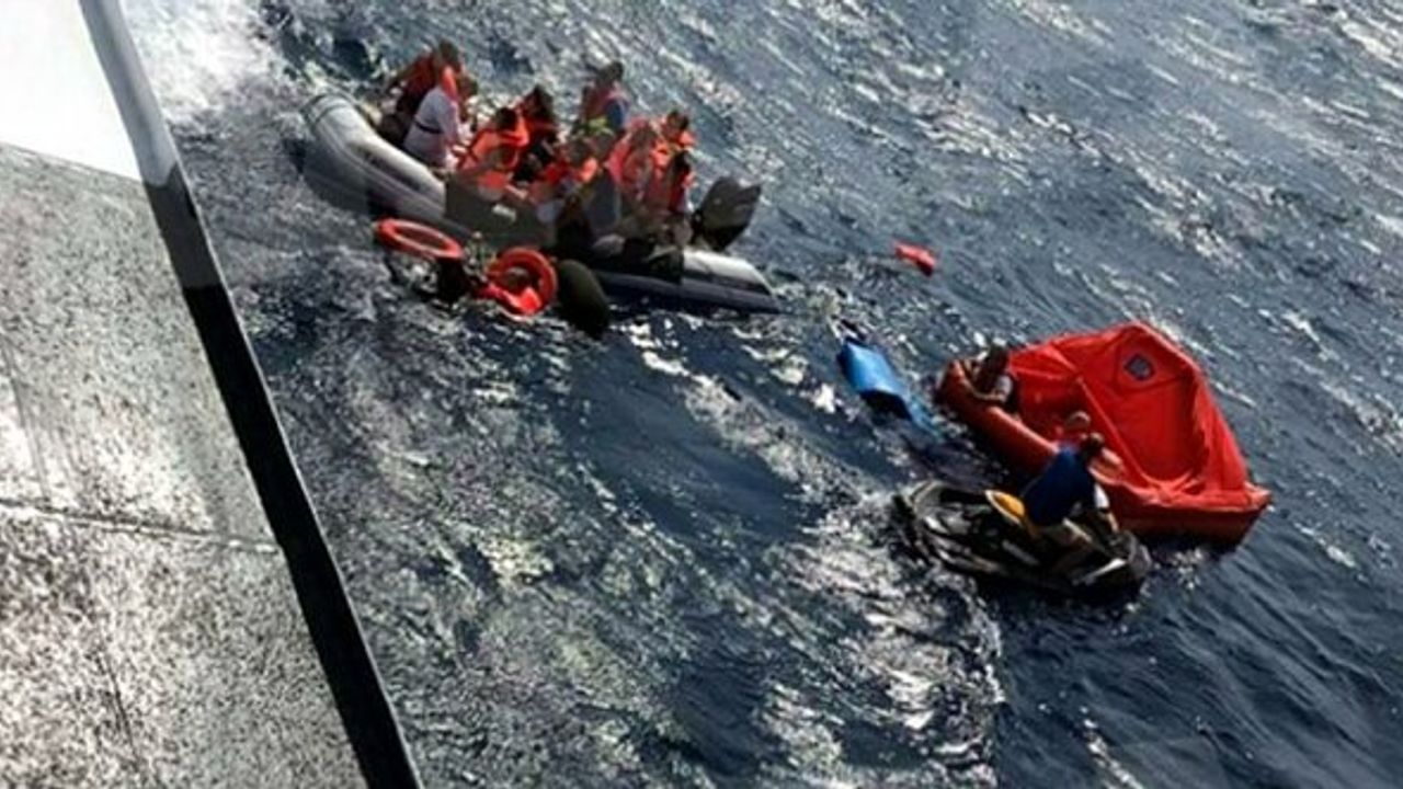 Ege Denizi'nde yat battı: 17 kişi kurtarıldı! (Video)