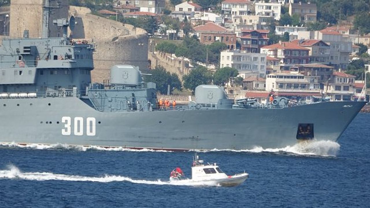 Eğitim gemisi 'Smolnyy' Çanakkale Boğazı'ndan geçti!