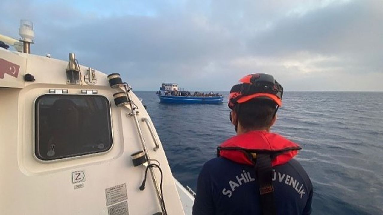 İzmir açıklarındaki teknede 191 mülteci yakalandı!