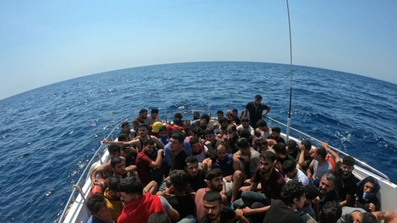 İzmir açıklarında 122 düzensiz göçmen ve 2 göçmen kaçakçısı yakalandı