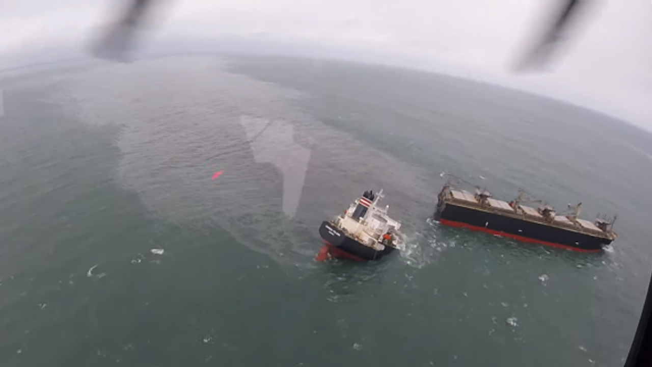 Karaya oturarak 2'ye ayrılan gemide petrol sızıntısı! (Video)