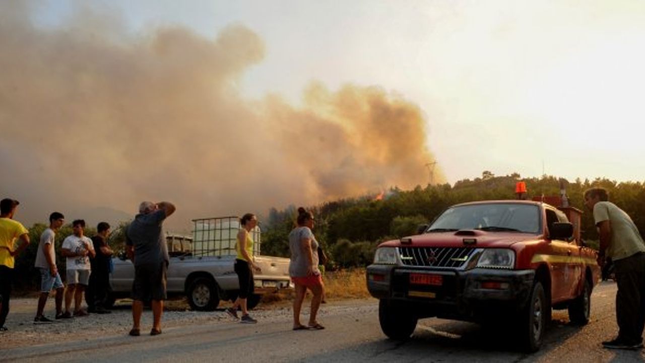 Rodos Adası orman yangını nedeniyle elektriksiz ve susuz kaldı