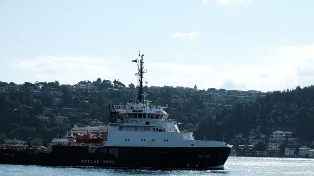Rus donanmasına ait römorkör İstanbul Boğazı’ndan geçti