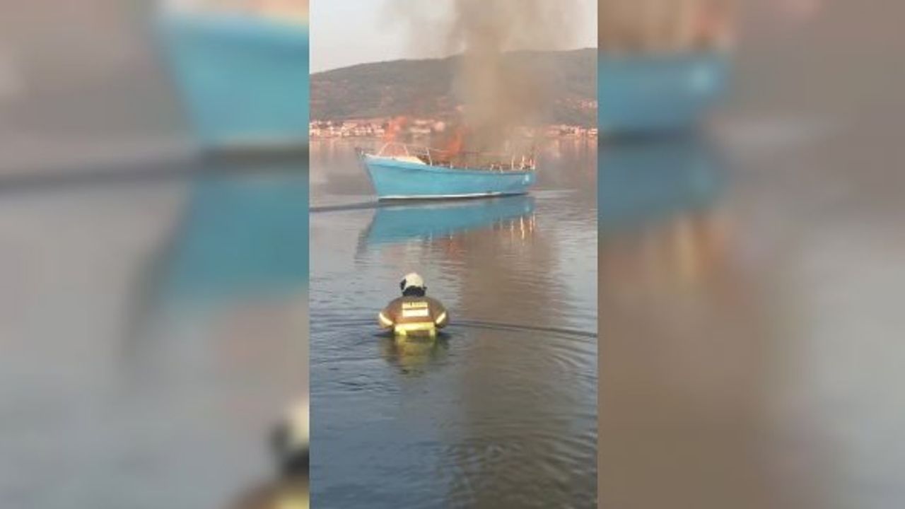Tekneyi söndürmek için itfaiyeciler kıyafetleri ile denize girdi
