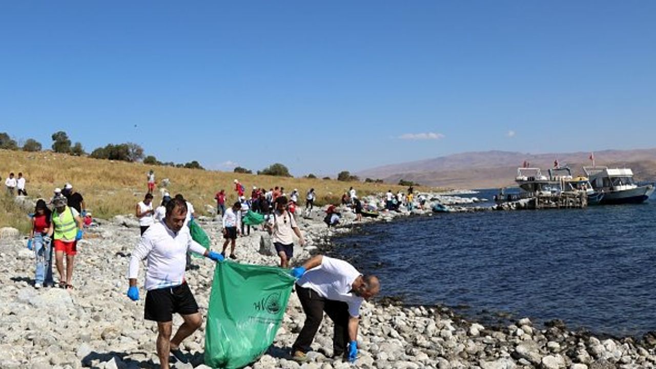 "1. Adır Adası Yüzme Festivali" kapsamında sahil temizliği!