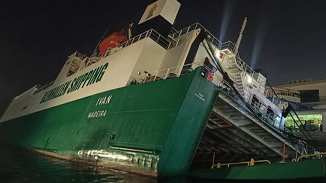 Cezayir'de limanda demirli olan Ro-Ro gemisi yan yattı! (Video)