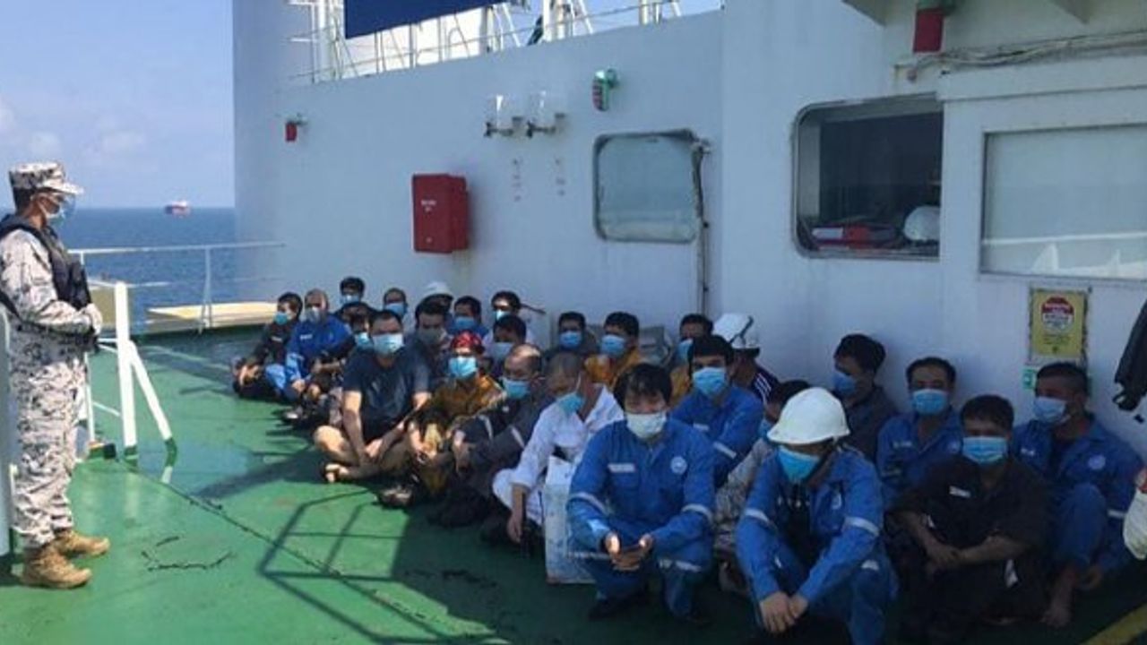 Malezya, izinsiz demirleyen 2 gemiyi tutukladı: 15 deniz mili açıkta!