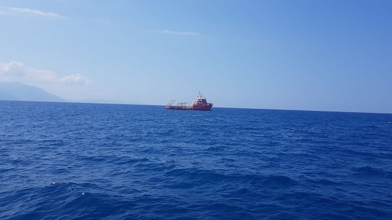 Samandağ'da petrol temizliği römorkör ve gemilerle devam ediyor!