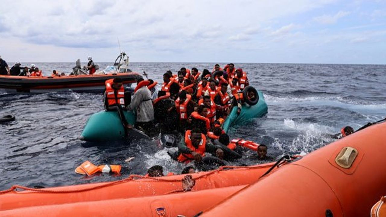 Akdeniz'in ortasında faciadan dönüldü: Sea Watch 412 kişiyi kurtardı!