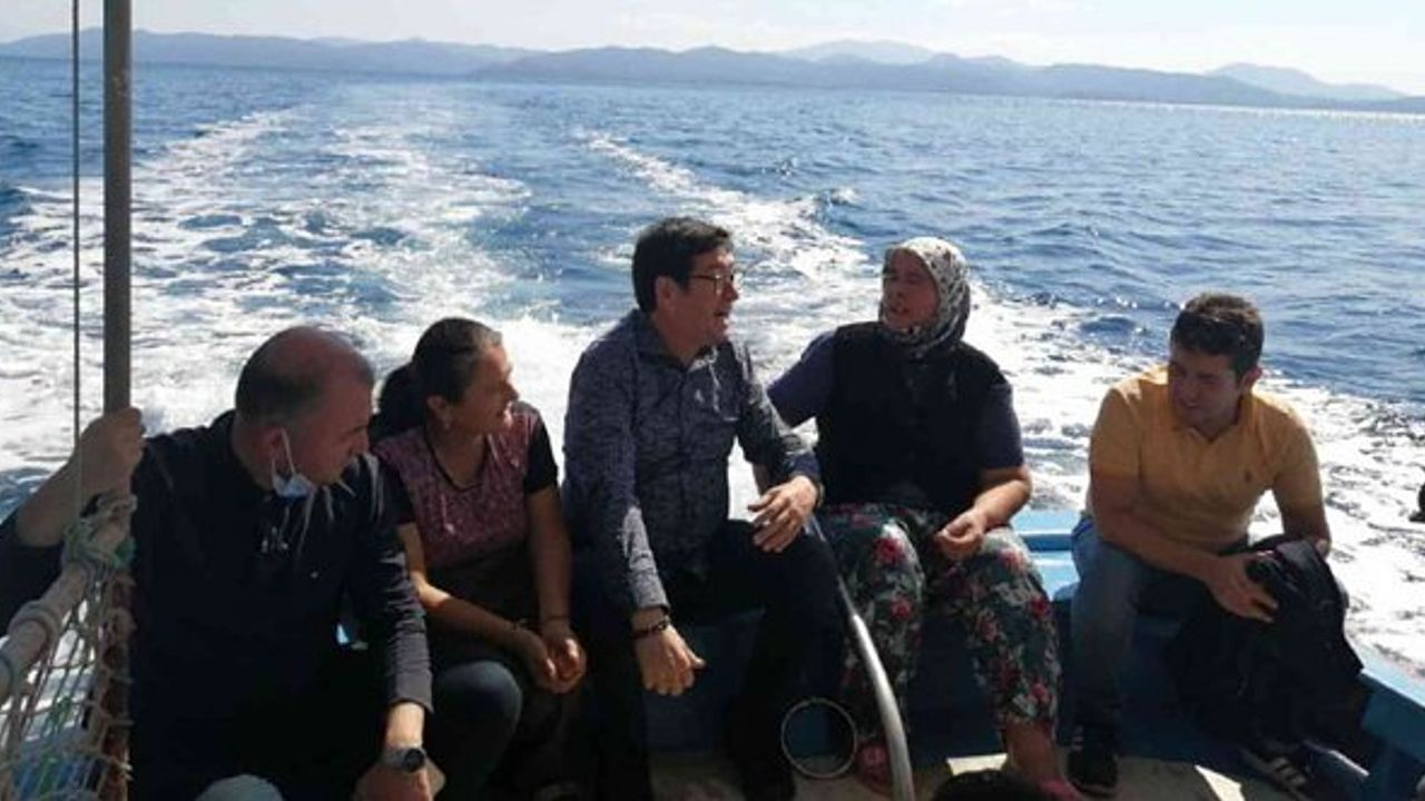 Balıkçı kadınların sorunlarını teknede dinledi!