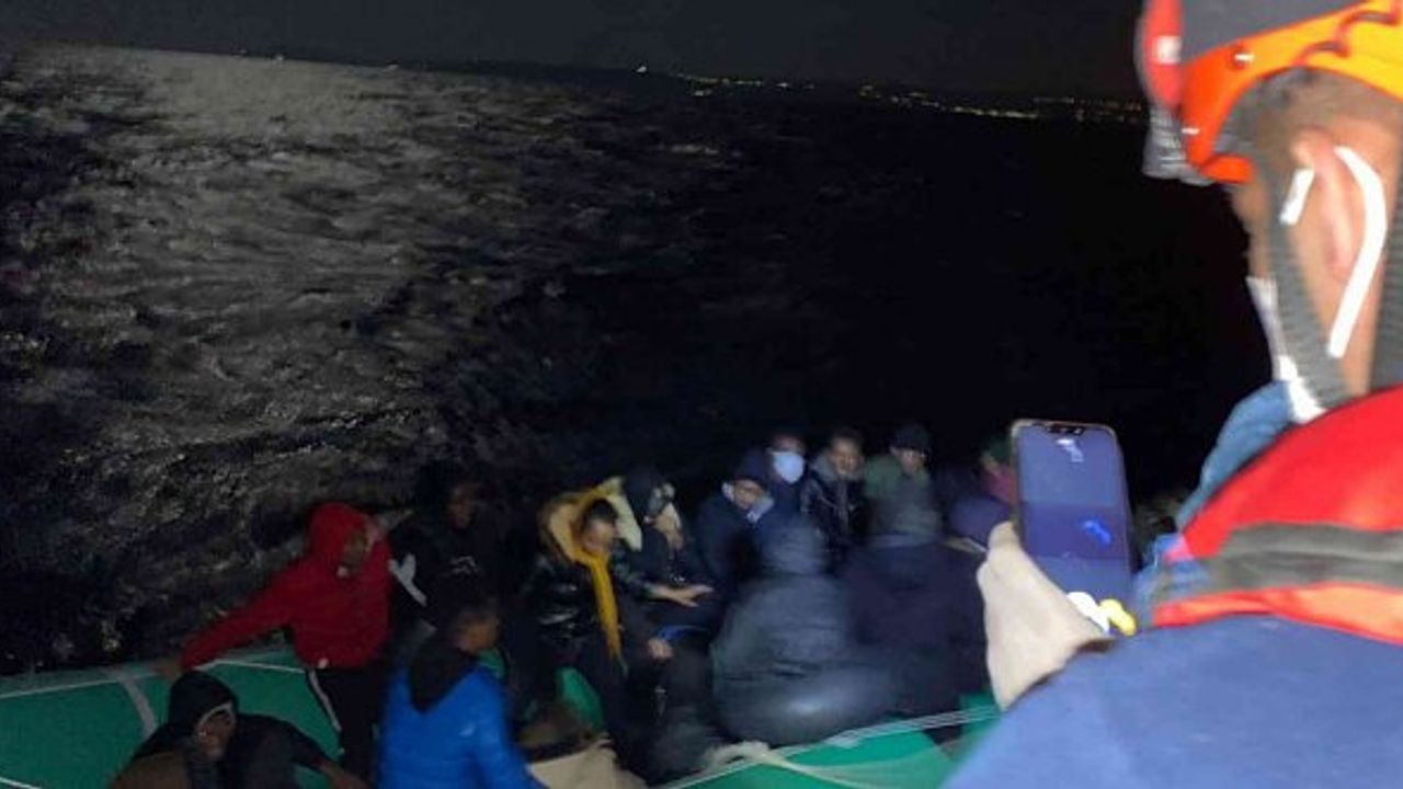 İzmir açıklarında 27 göçmen kurtarıldı!