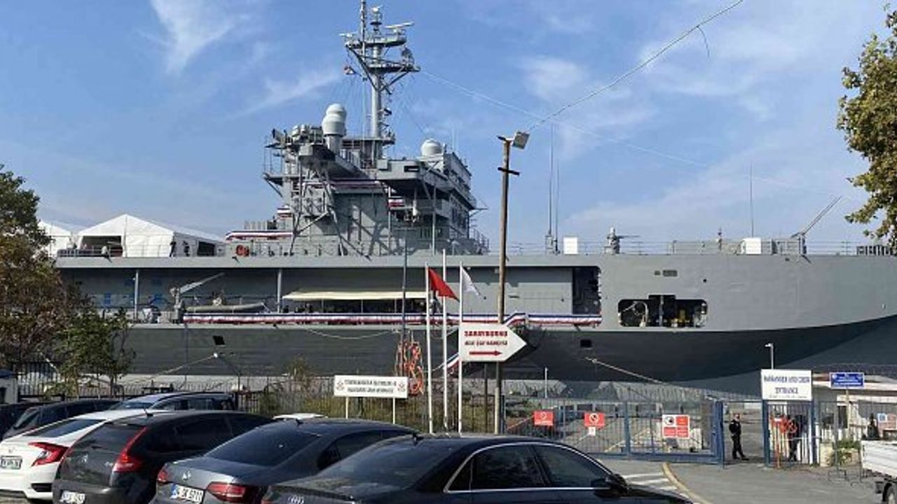 ABD Donanma gemisinin Sarayburnu'nda bekleyişi sürüyor!