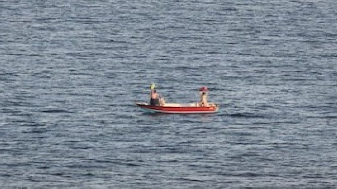 Günlerdir sürüklenen 2 İranlı balıkçıyı ABD donanması kurtardı!